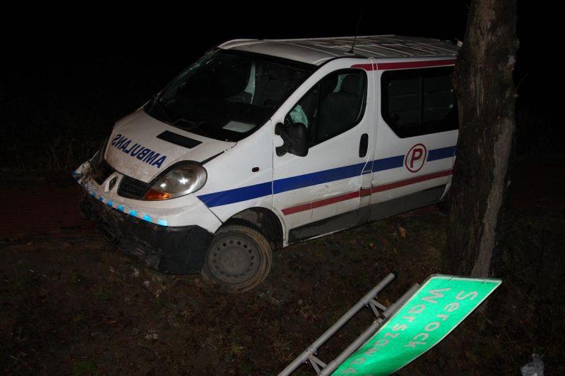 Karetka z pasażerką po dializie wpadła do rowu