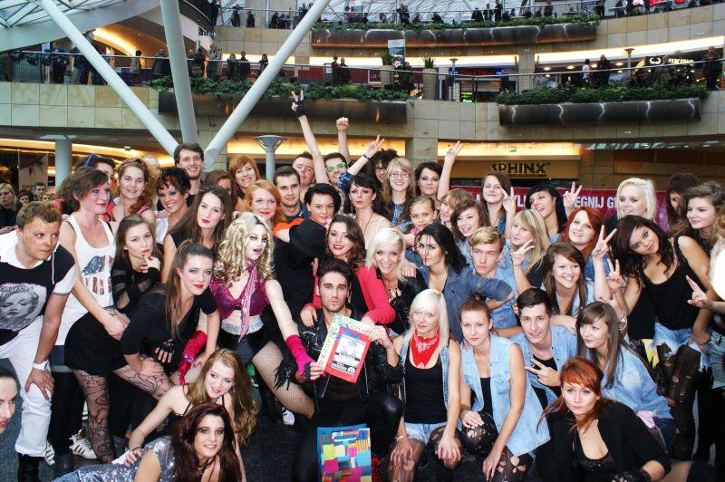 Taneczny flash mob w warszawskim centrum
