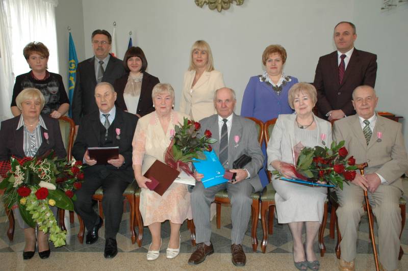 Medale z różą dla trzech par