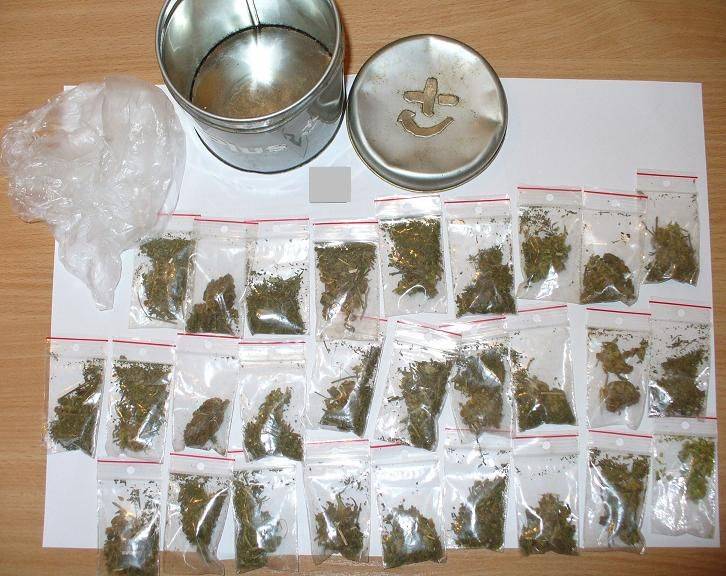 Marihuana schowana pod łodzią