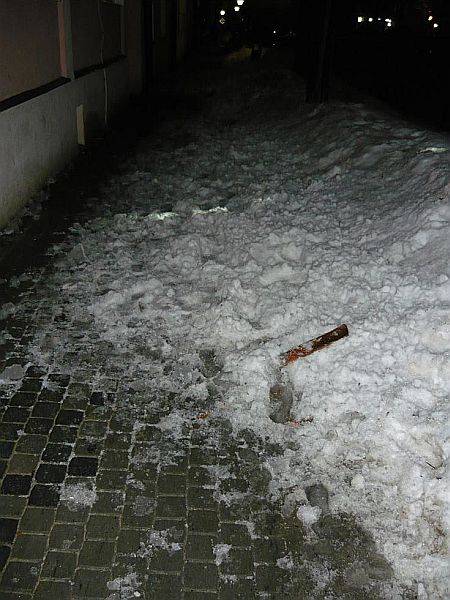 Śnieg spadł na ciężarną kobietę