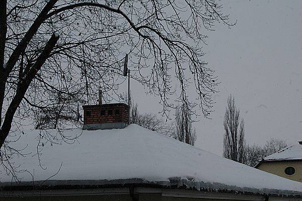 Na dachach coraz więcej śniegu