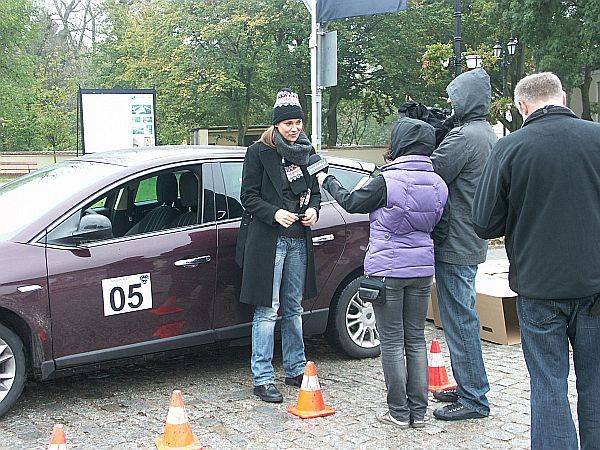 Piękne panie i luksusowe auta