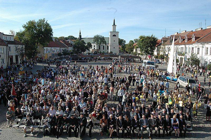 Uroczysta sesja i barwny korowód