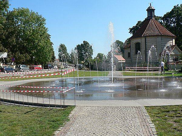 Nowe ławki przy fontannie
