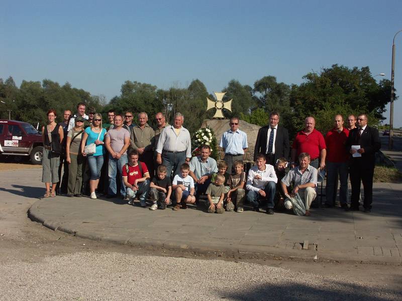 Rajd samochodów terenowych szlakiem miejsc pamięci