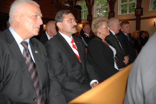 Kwiaty z Pułtuska na grobie Andrzeja Leppera