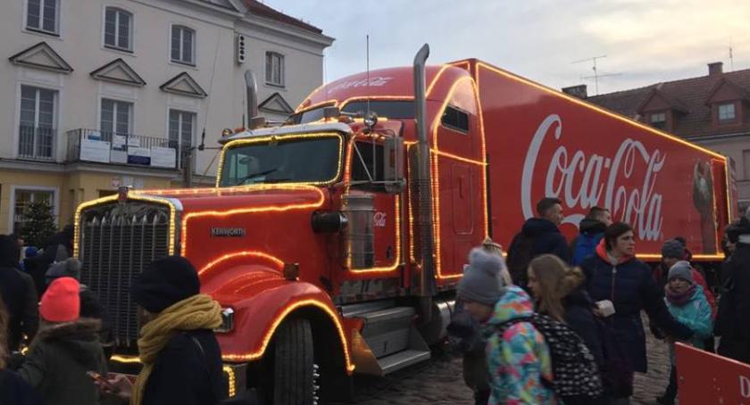 Czerwona ciężarówka Coca-Coli już na pułtuskim Rynku