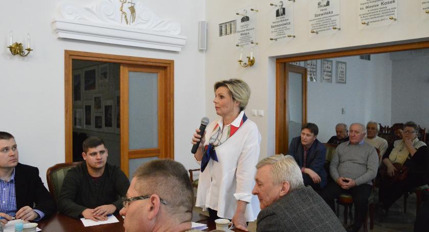 Dyrektorzy o przekształceniu szkoły w Bobach