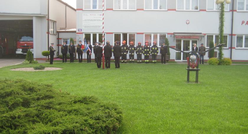 Uroczysty apel z okazji Dnia Flagi w komendzie Straży Pożarnej