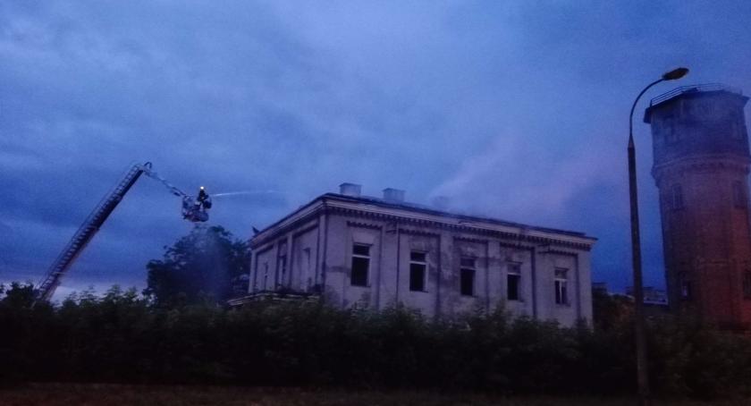 Pożar dachu na jednym z budynków koszar