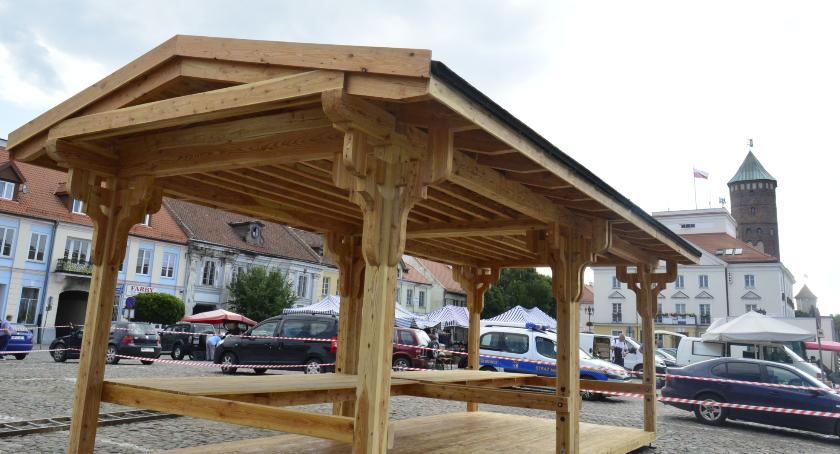 Montują nowe stragany