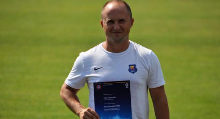 Trener Rafał Krzyżewski z licencją UEFA B