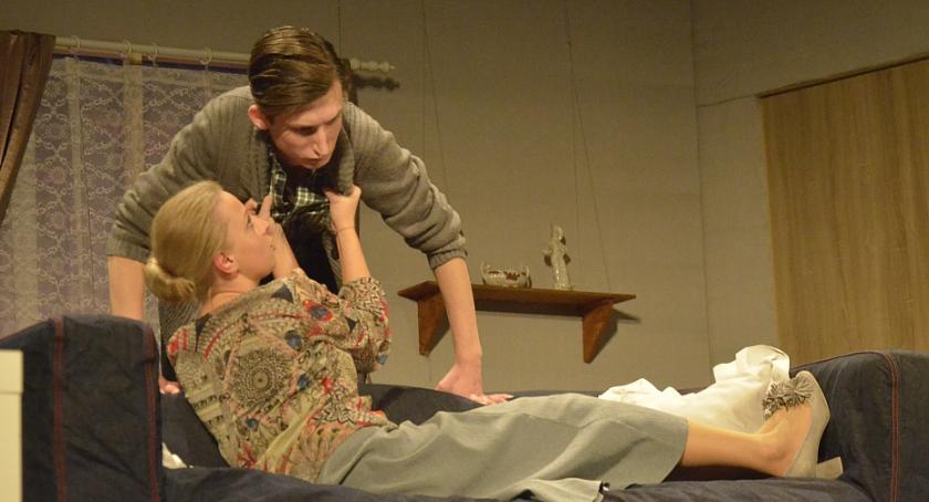 „Kura na plecach” w wykonaniu Teatru Rozmyty Kontrast