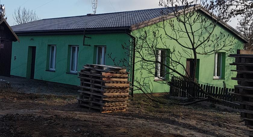 Nowy dach na strażnicy w Białowieży