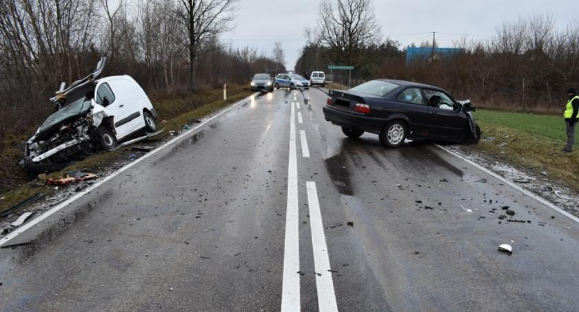 Czołowe zderzenie w Płocochowie – komunikat Policji