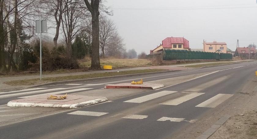 Bez uprawnień na podwójnym gazie zniszczył znaki drogowe