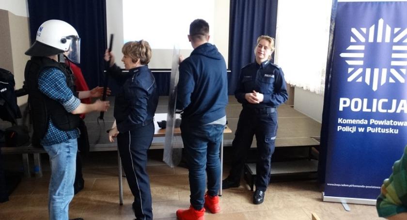 Policjanci na spotkaniu z pierwszoklasistami w Golądkowie
