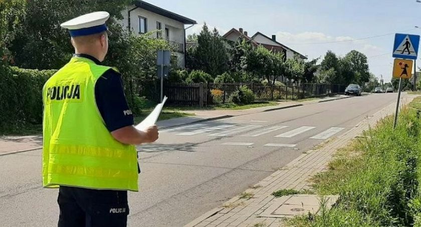 Policjanci sprawdzają oznakowanie przy szkołach i przedszkolach