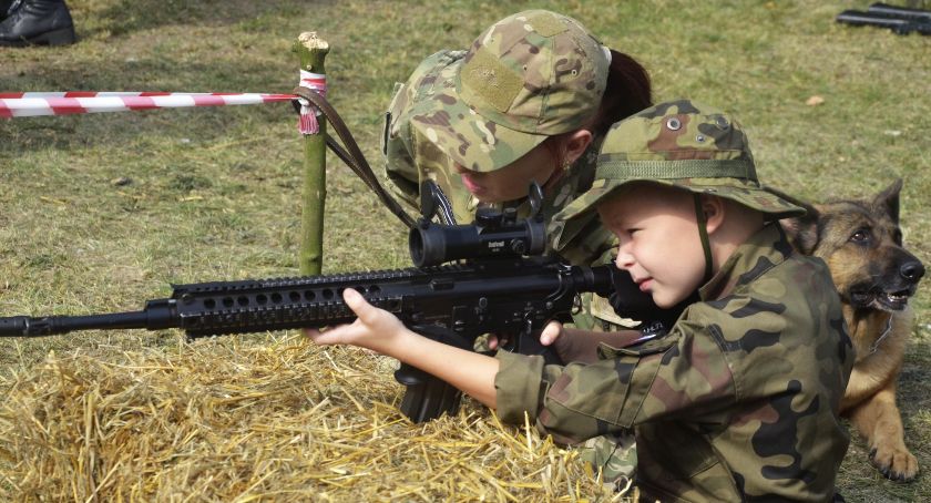 Piknik militarny na przystani trwa