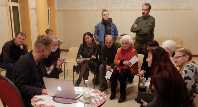 Powtarzalność w teatrze jest bardzo ważna – scenografia i kostiumy w MCKiS