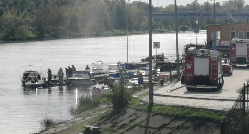Strażacy wyciągają łódź z Narwi