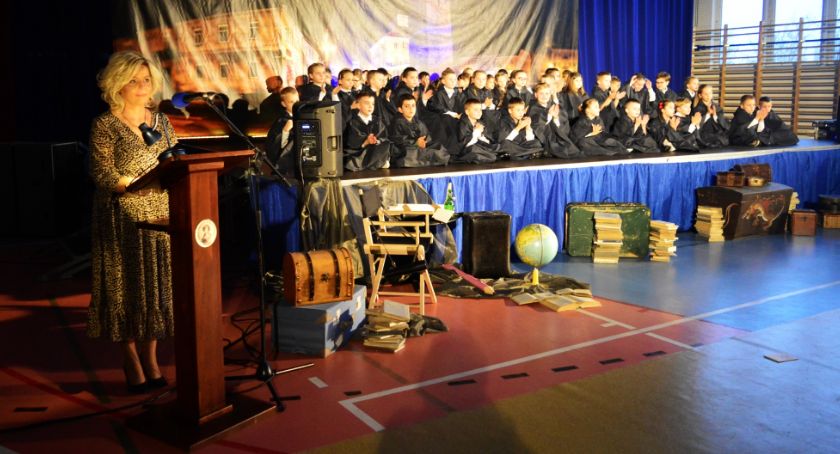 Ślubowanie i pasowanie pierwszoklasistów Jedynki