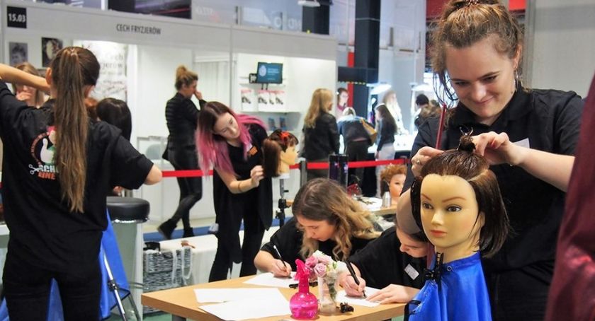 Uczniowie Prusa na targach branży fryzjerskiej