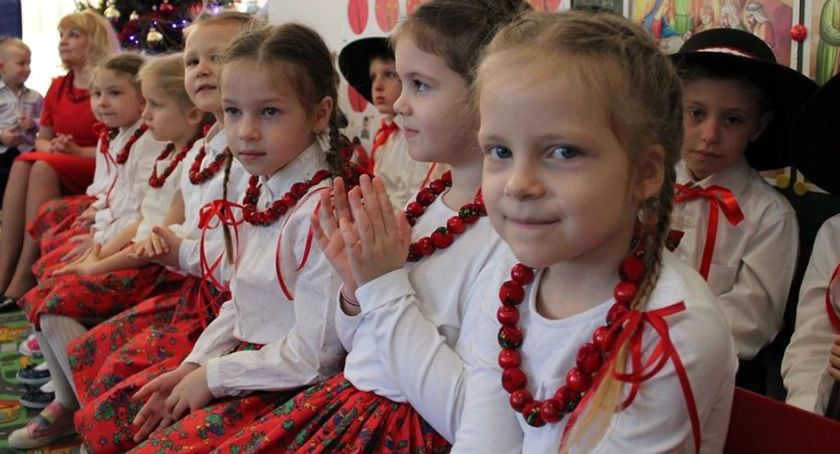 Kolędujmy razem - wigilijne spotkanie w przedszkolu w Winnicy