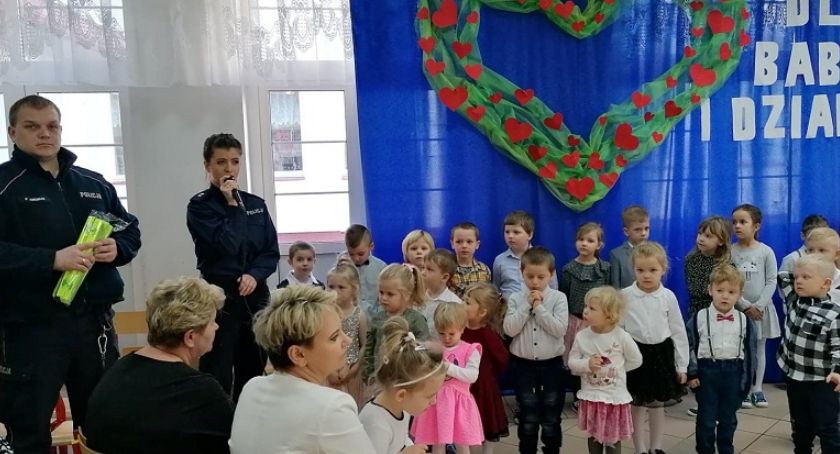 Babciu, dziadku coś Ci damy – kolorowy odblask, który mamy