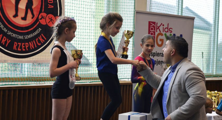 Młodzieżowe zawody sportowe w akrobatyce i szarfach