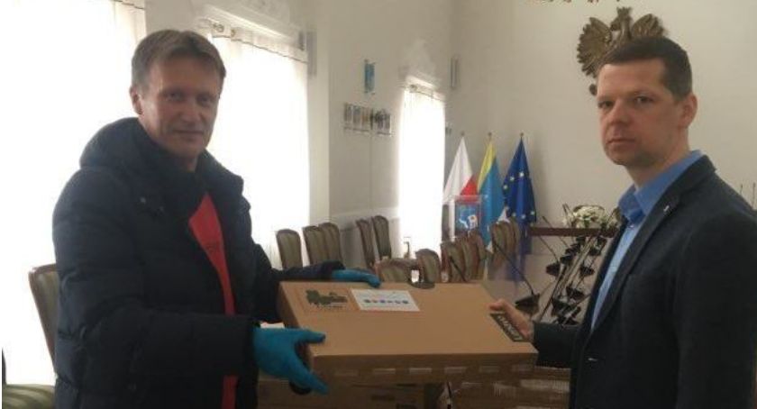 Dyrektorzy szkół odebrali laptopy dla uczniów