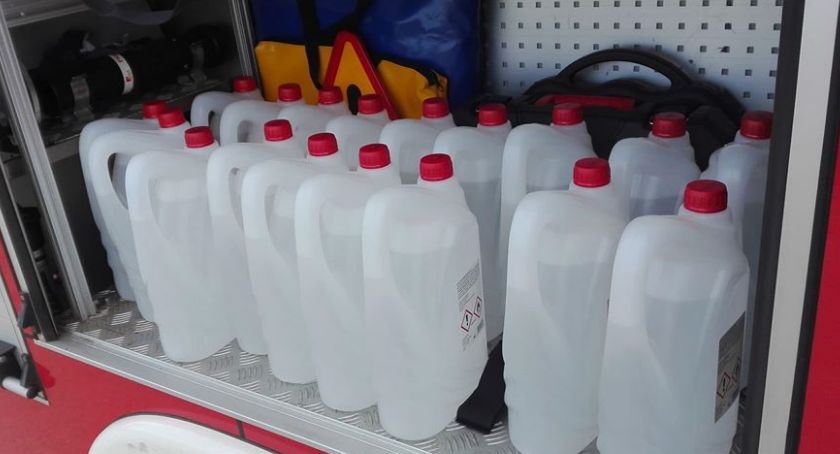 78 litrów płynu dezynfekującego dla DPS od strażaków z Pniewa