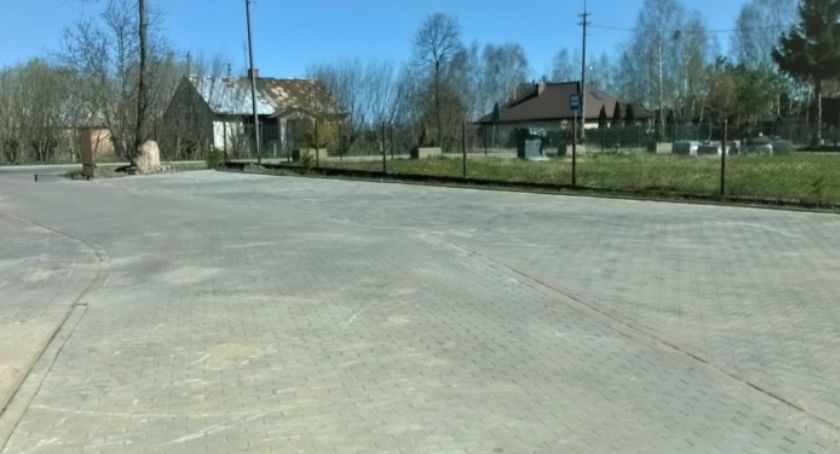 Utwardzono plac przy szkole w Płocochowie