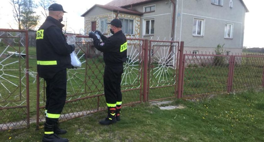 Strażacy ochotnicy rozdają maseczki mieszkańcom gminy Zatory