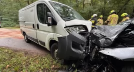 Młody kierowca wypadł z łuku drogi. Zderzenie pojazd…