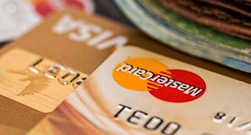 Płacili za zakupy znalezionymi kartami – Recydywiści odpowiedzą za kradzieże z włamaniem