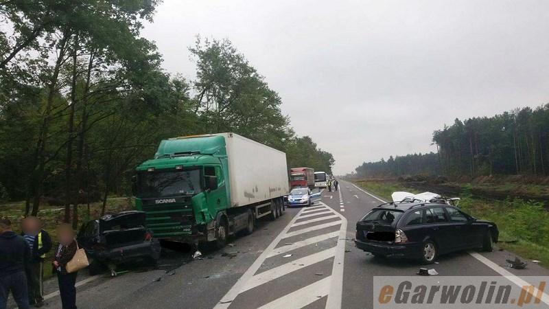 DK17: zderzenie 3 osobówek i ciężarowej scanii