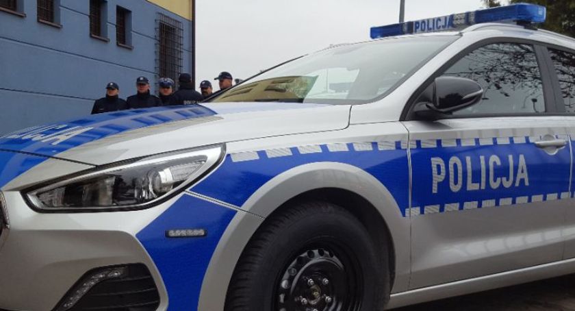 Chrysler na parkingu depozytowym i próba ucieczki przed policją