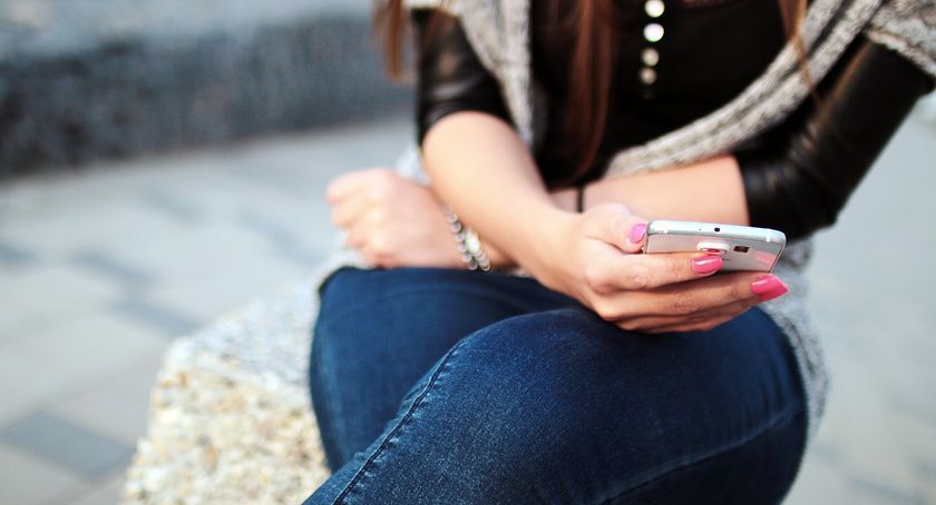 Ten SMS to oszustwo – Kliknęła w link i straciła ponad 1,5 tys. zł 