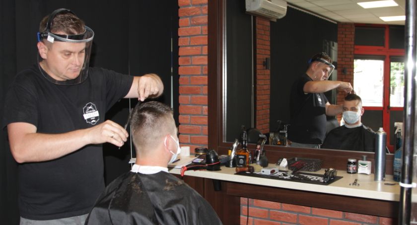 Chcesz się ostrzyc? Zabierz maskę!