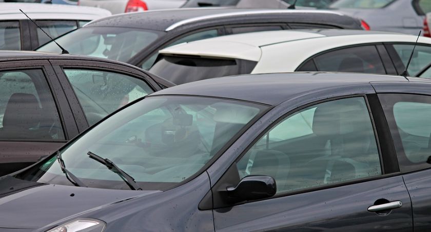 Kto uszkodził zaparkowany samochód? 
