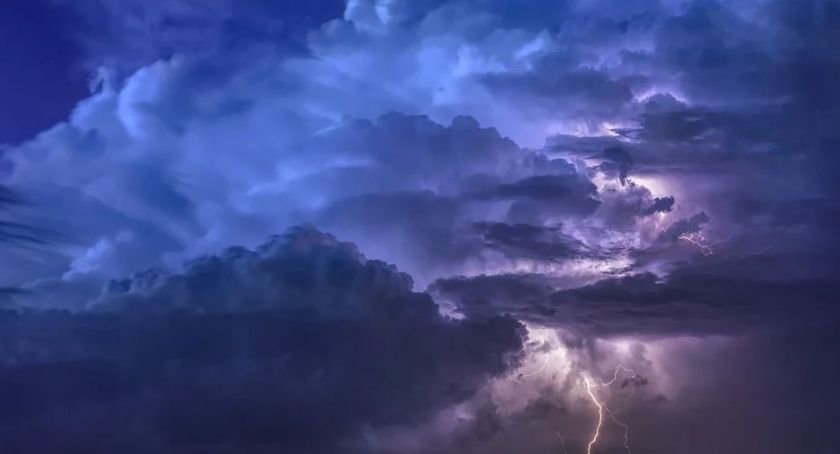 Ulewny deszcz i burze z silnym wiatrem! Alert RCB