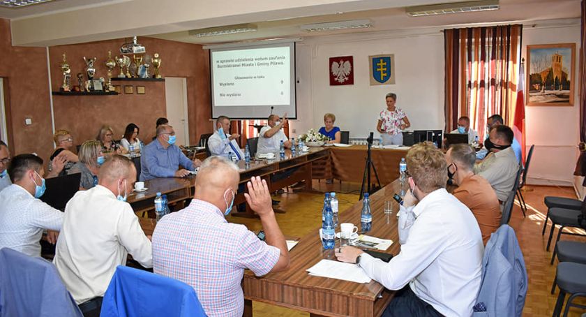 Burmistrz Pilawy z absolutorium i wotum zaufania