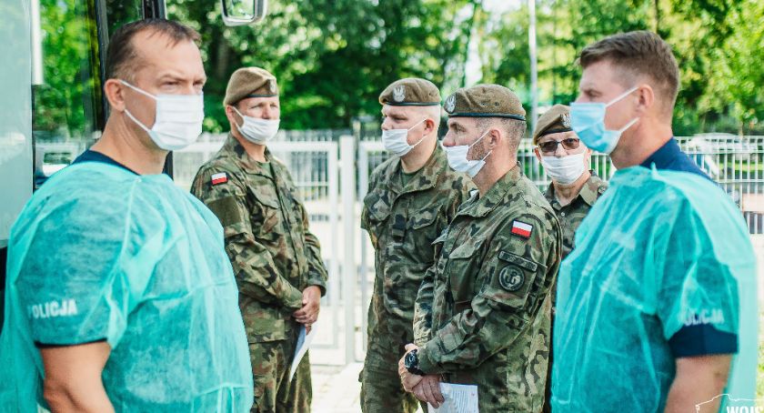 Różne kolory mundurów, wspólny cel