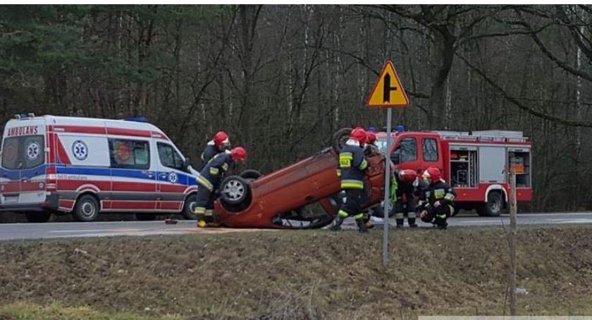 Dachował, uciekając przed policją 