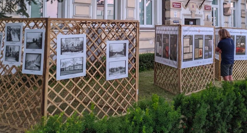 Wystawy przed siedzibą Urzędu Miasta