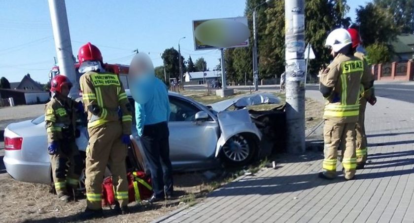 Wypadek – Kierowca audi uderzył w latarnię