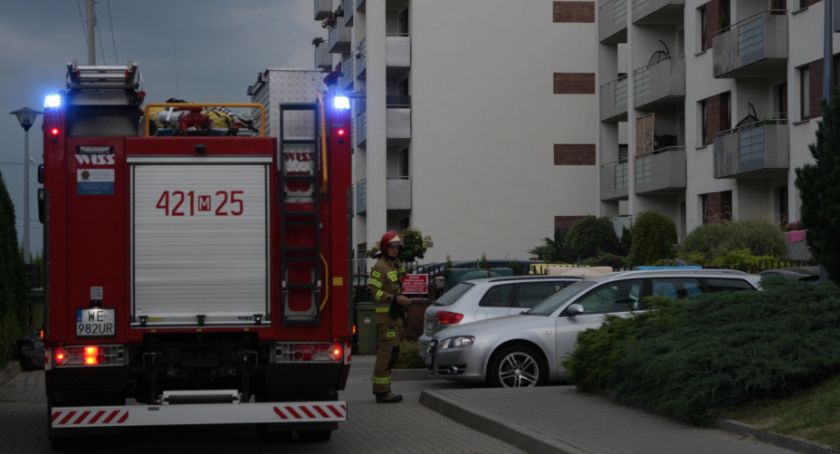 Winda zawisła między piętrami – W środku kobieta i dziecko