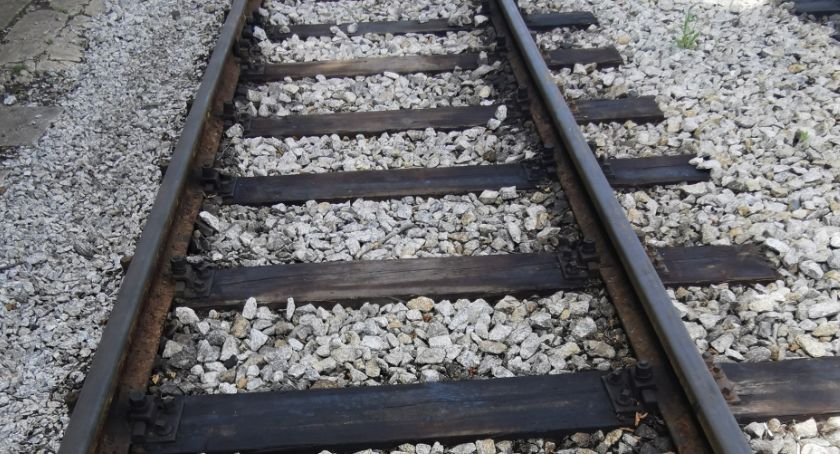 Samobójca leżał na torach – Zycie desperatowi uratowali podróżni